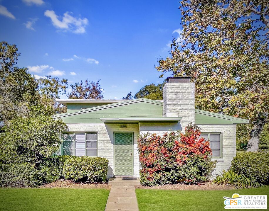 5268 one quarter Village Green, Los Angeles